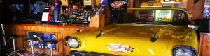 interiror del bar HeartBreak Aguadulce coche amarillo